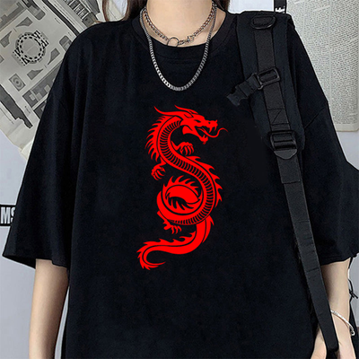 Camiseta preta básica com dragão vermelho japonês