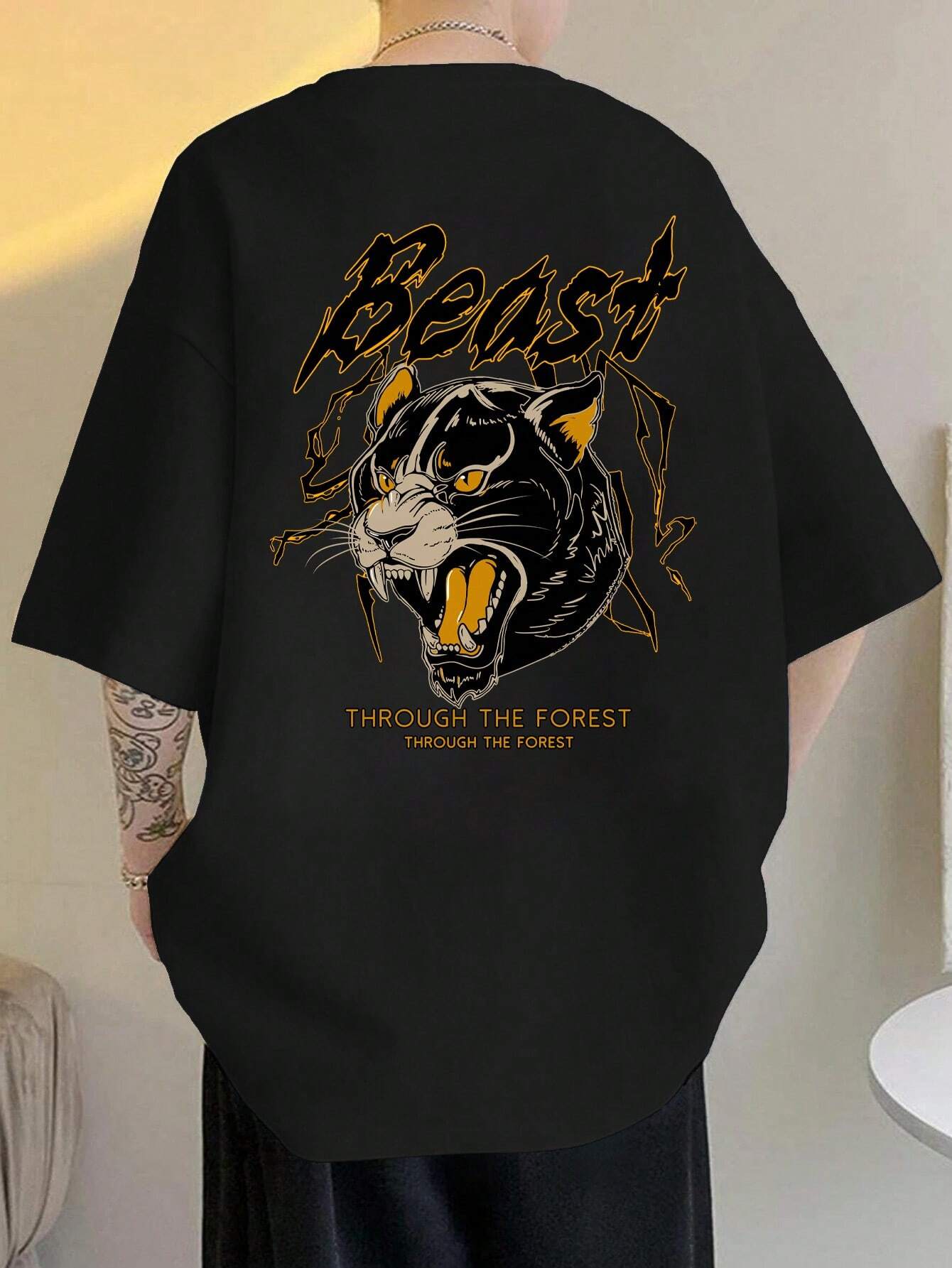 Camiseta Básica Unissex Beast Through The Forest