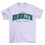 Camiseta feminina lilás com estampa brooklyn 1898