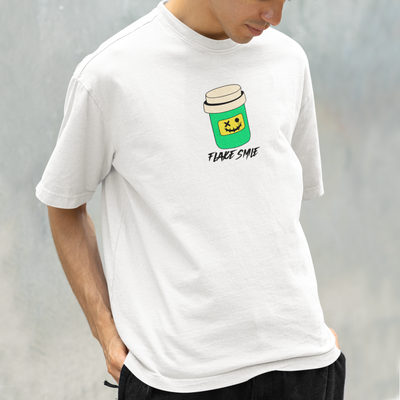 Camiseta básica branca com estampa de um copo com rosto feliz com a frase escrito como "Flake smile".