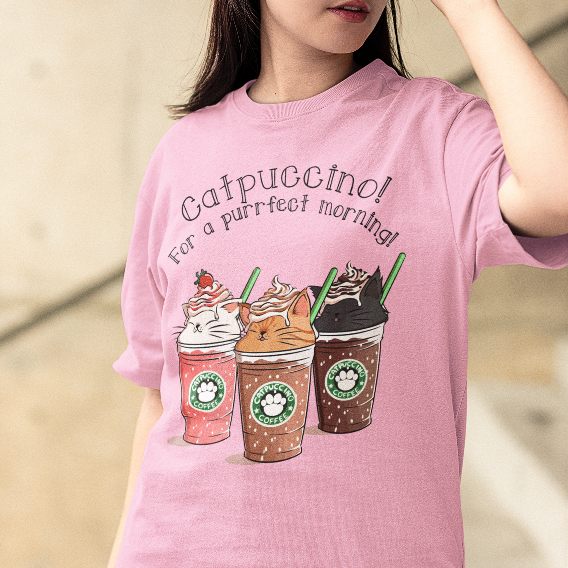 Camiseta feminina de estampa Copo de café com gatos- Rosa bebe