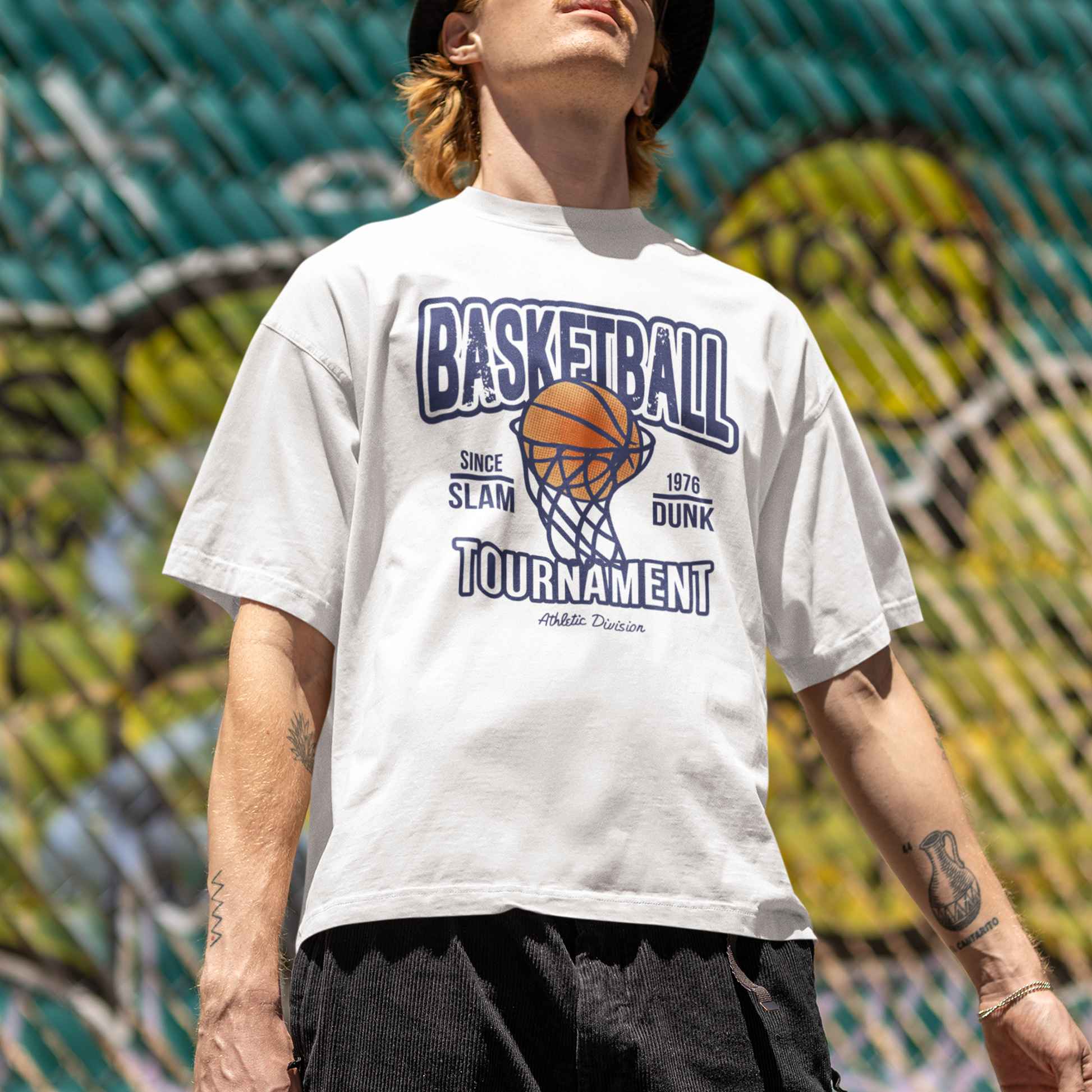 camiseta básica branca com estampa de cesta de basquete 