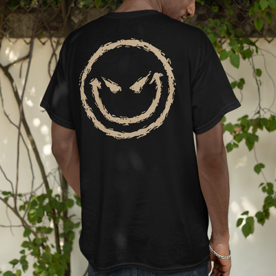 Camiseta básica preto com estampas nas costas de um rosto feliz maligno