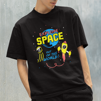 camiseta básica preta estampa de explore space