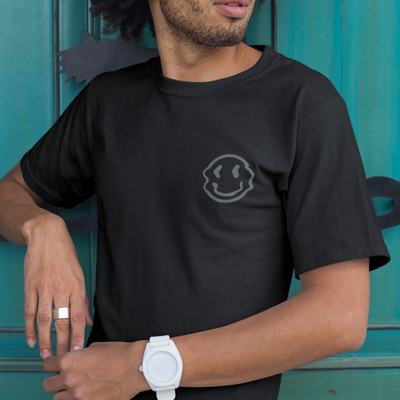 Camiseta masculina com estampa emoji sorriso