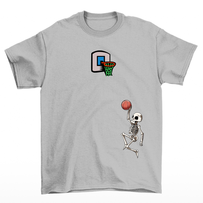 camiseta básica cinza com estampa de esqueleto jogando basquete