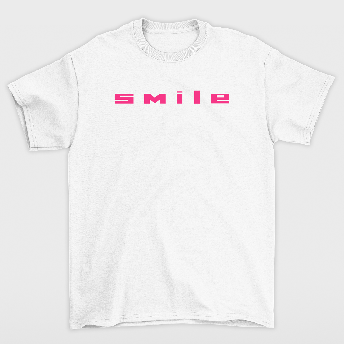 Camiseta streetwear básica branca frente com uma estampa escrito "smile e rosto feliz" na cor rosa pink com fundo branco