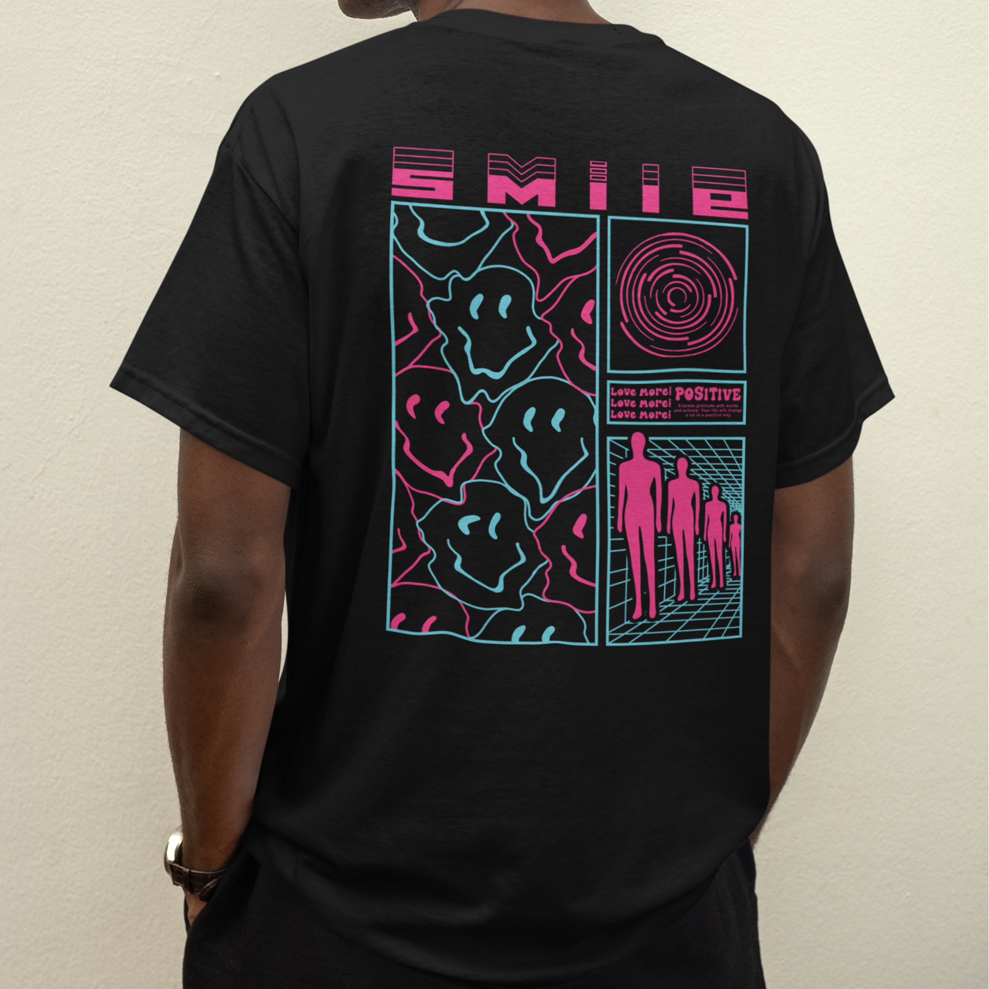 Camiseta streetwear básica preta costas com uma estampa escrito "smile" na cor rosa pink com fundo branco