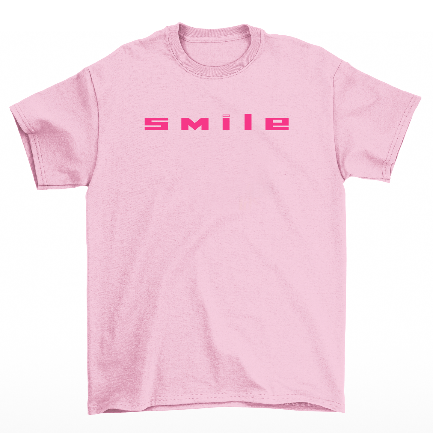 Camiseta streetwear básica rosa bebê frente com uma estampa escrito "smile e rosto feliz" na cor rosa pink com fundo branco