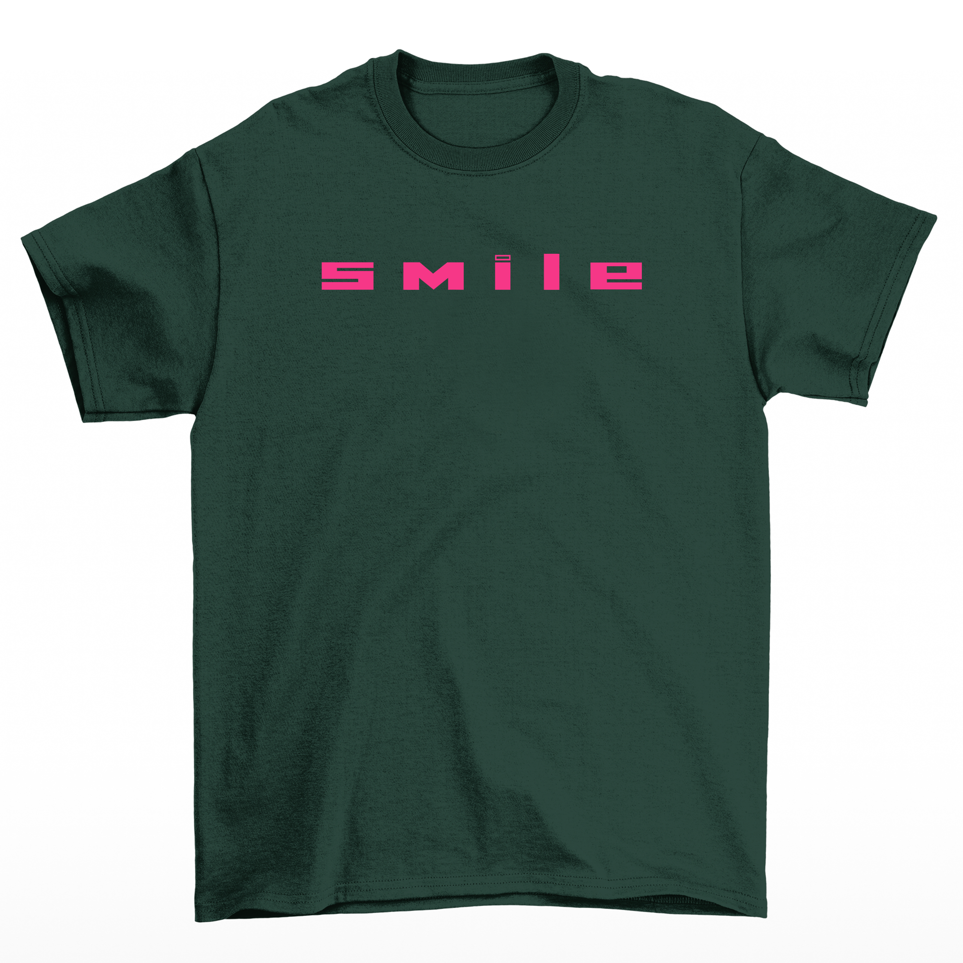 Camiseta streetwear básica verde frente com uma estampa escrito "smile e rosto feliz" na cor rosa pink com fundo branco