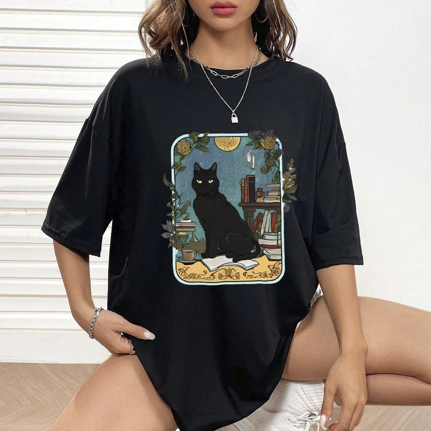 Camiseta Básica COm Estampa Gatinho Preto Prateleira De Livros- Preto