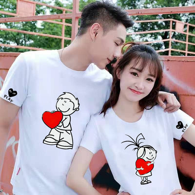 Camiseta Básica Casal Estampa Menino E Menina Segurando Coração