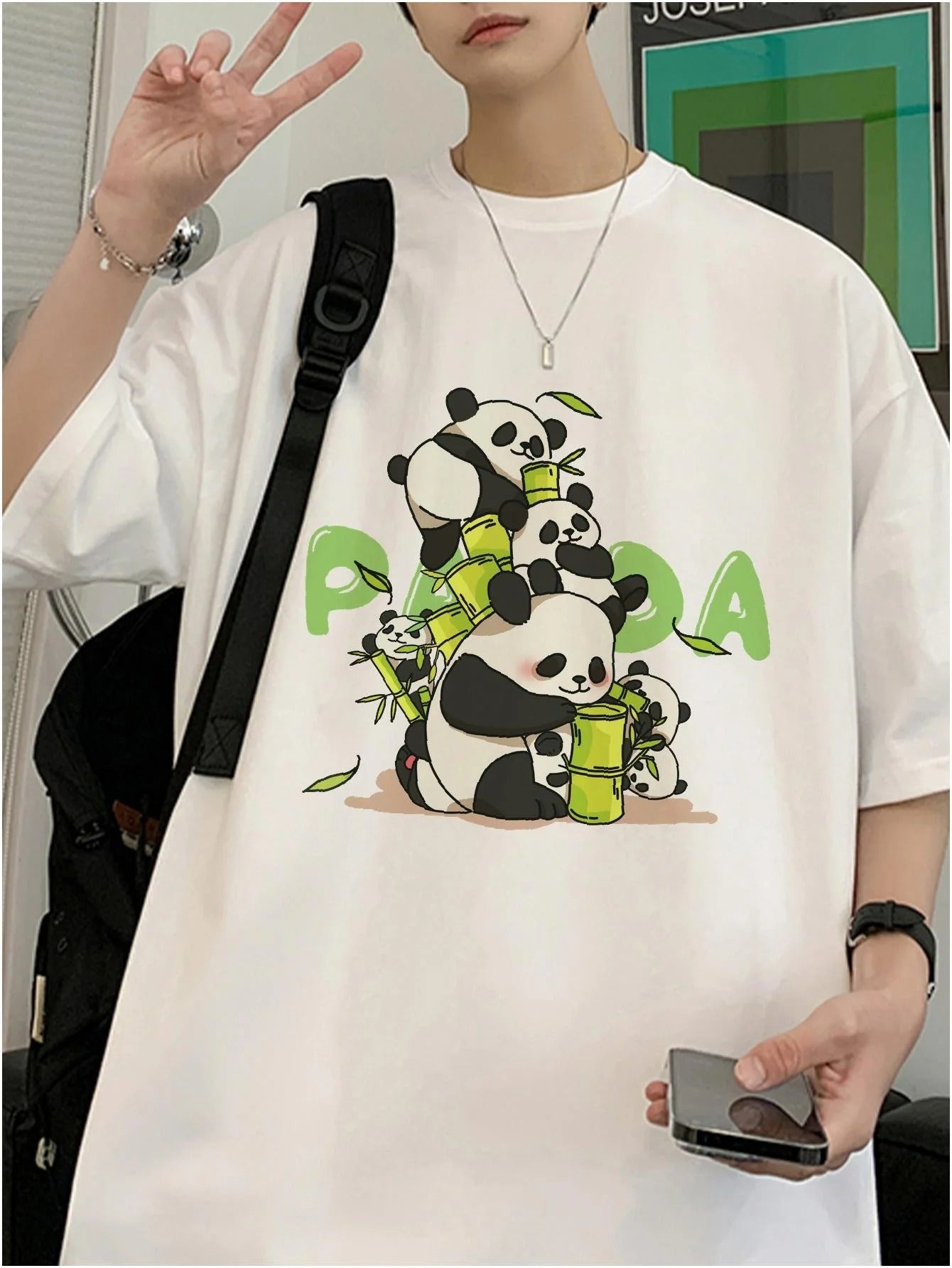 Camiseta Básica Unissex Com Estampa Família De Pandas Comendo Bambu