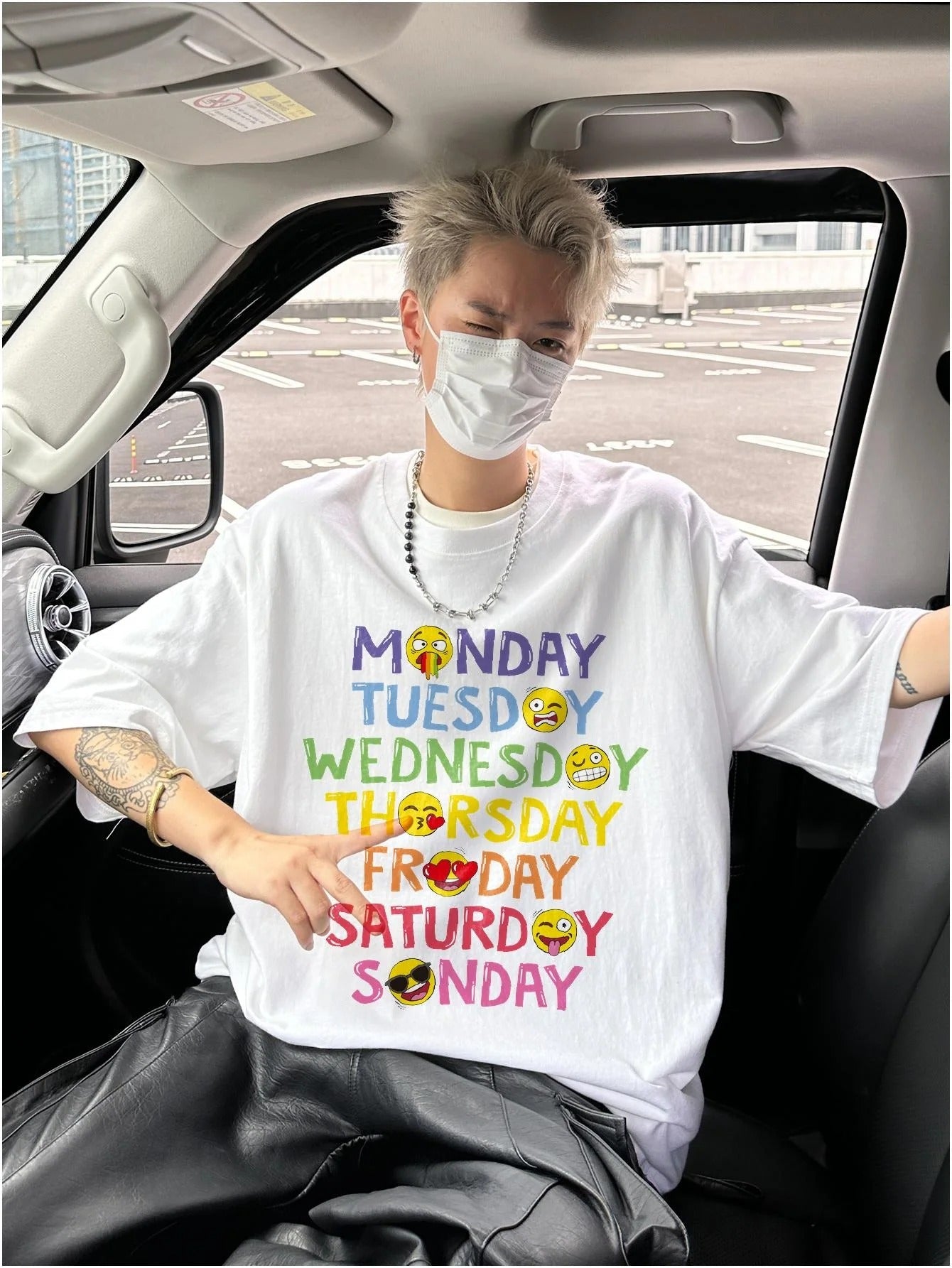 Camiseta Básica unissex Com Estampa Dias da Semana Emojis Coloridos