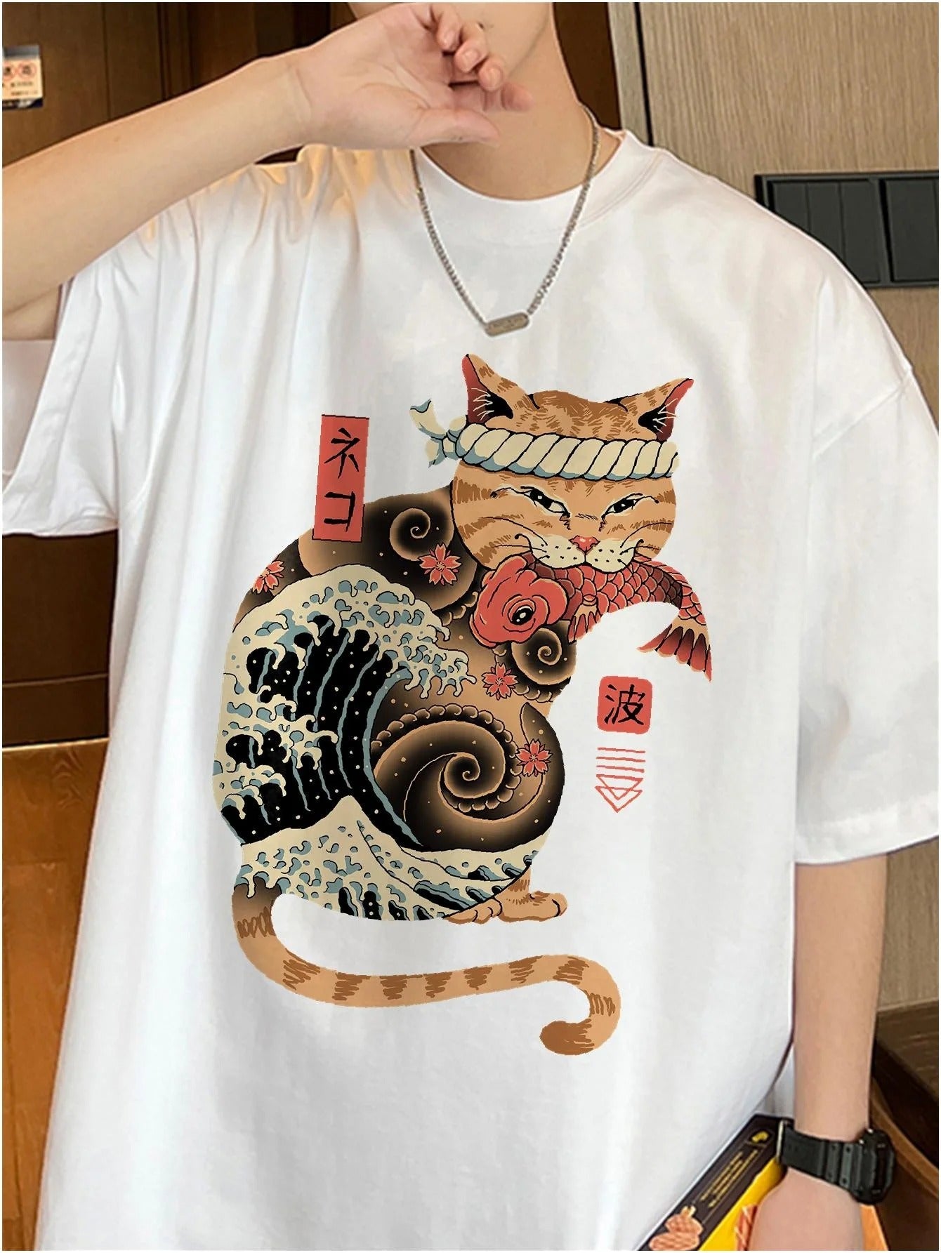 Camiseta Básica Unissex Com Estampa Gato Japonês Comendo Peixe