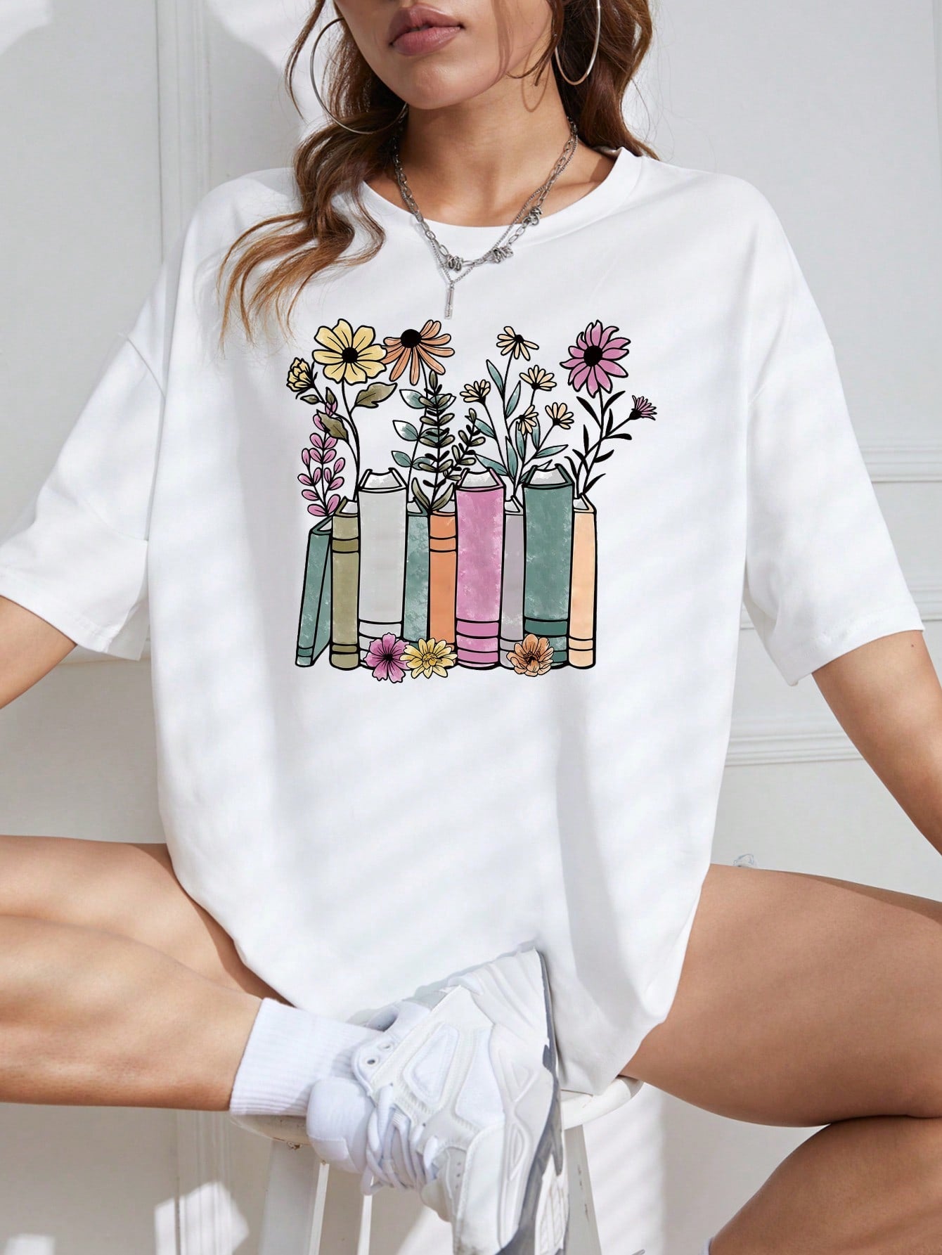 Camiseta Básica Feminina Com Estampa Jardim De Livros