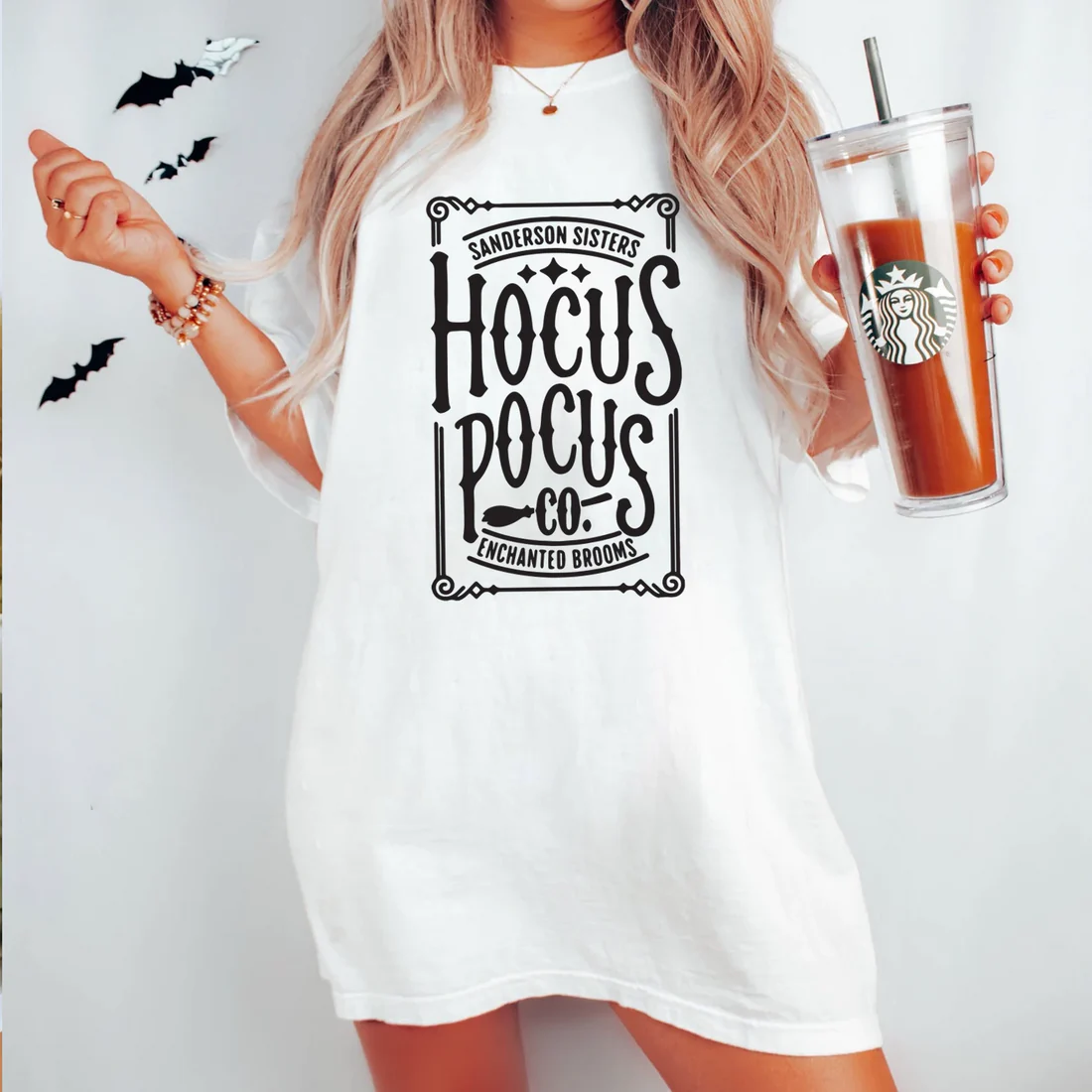 Camiseta Básica Com Estampa Hocus Pocus Vassoura