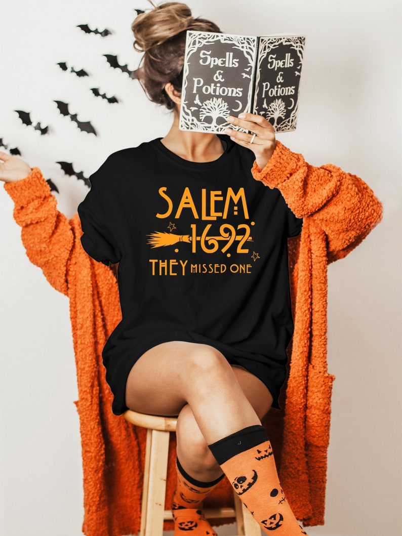 Camiseta Básica com Estampa Salem 1692