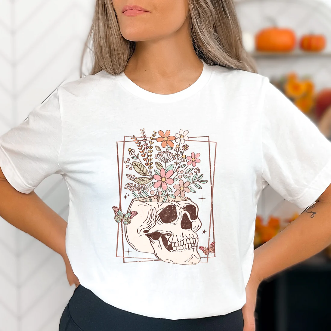 Camiseta Básica Com Estampa Vaso Esqueleto Flores