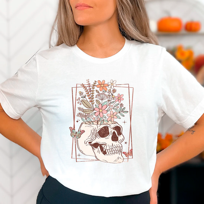 Camiseta Básica Com Estampa Vaso Esqueleto Flores