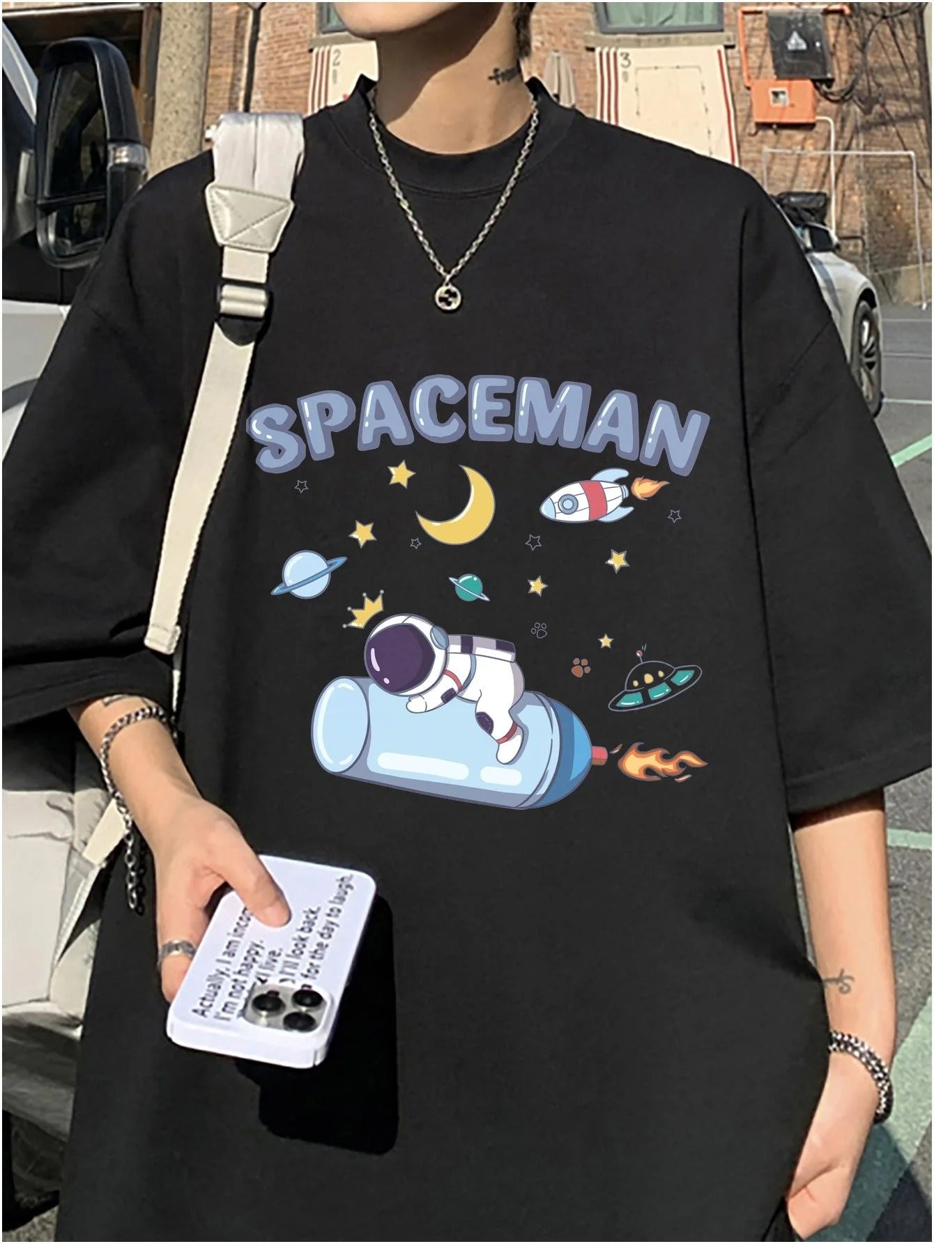 Camiseta Básica Unissex Com Estampa Astronauta Voando No Espaço