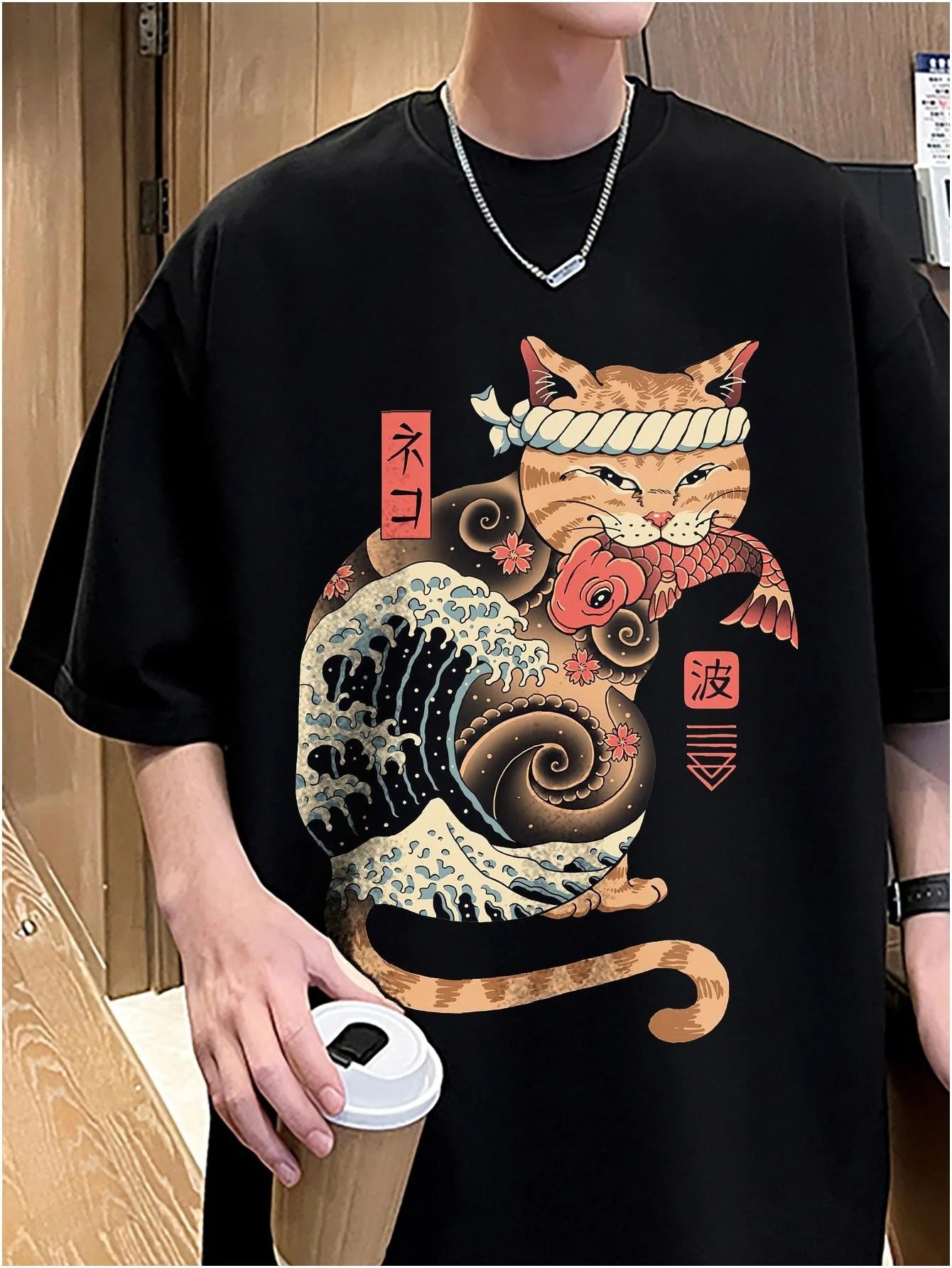 Camiseta Básica Unissex Com Estampa Gato Japonês Comendo Peixe