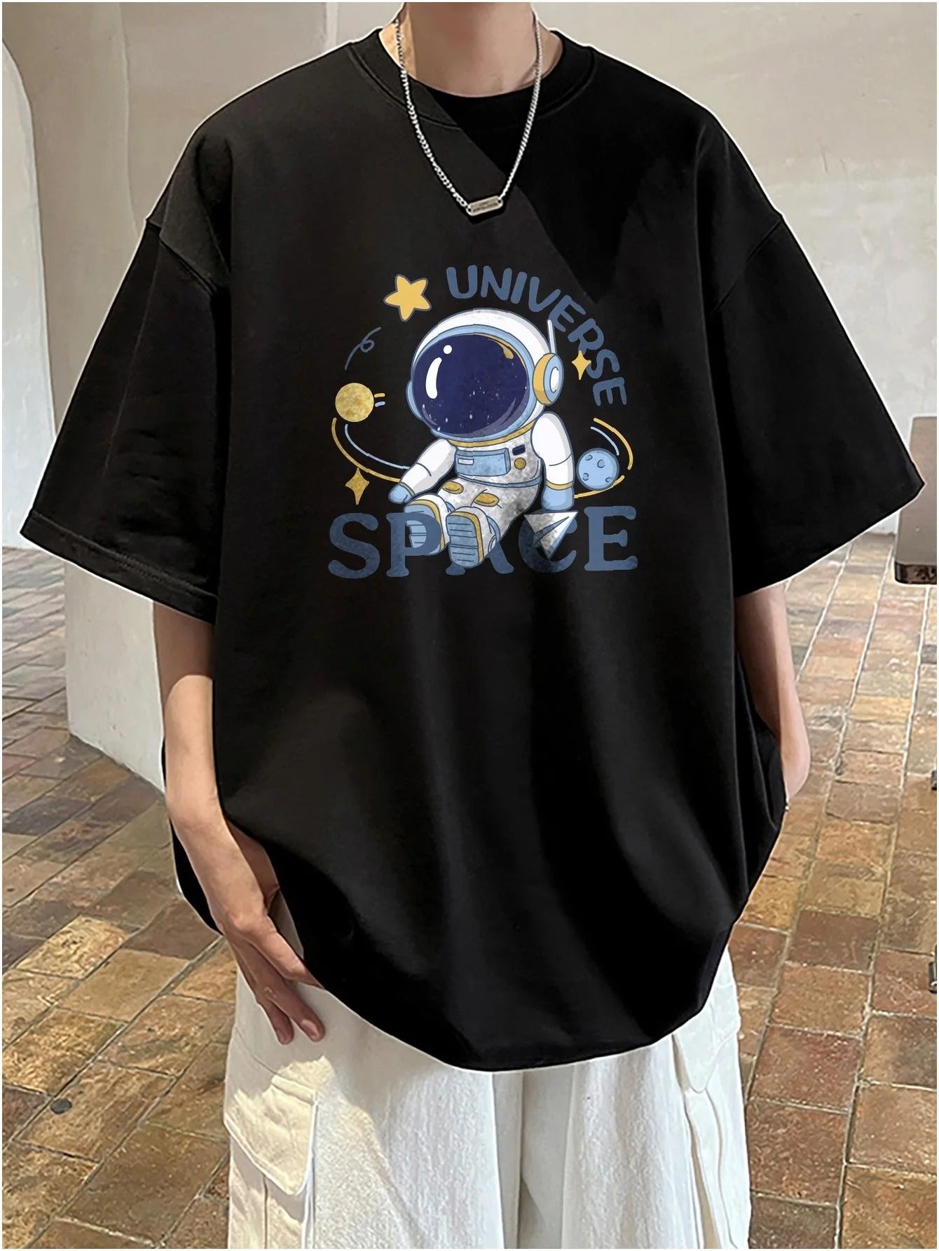 Camiseta Básica Unissex Com Estampa Astronauta No Espaço