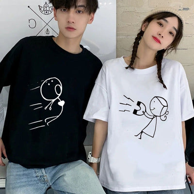 Camiseta Básica Casal Estampa Menina Puxando O Menino Imã