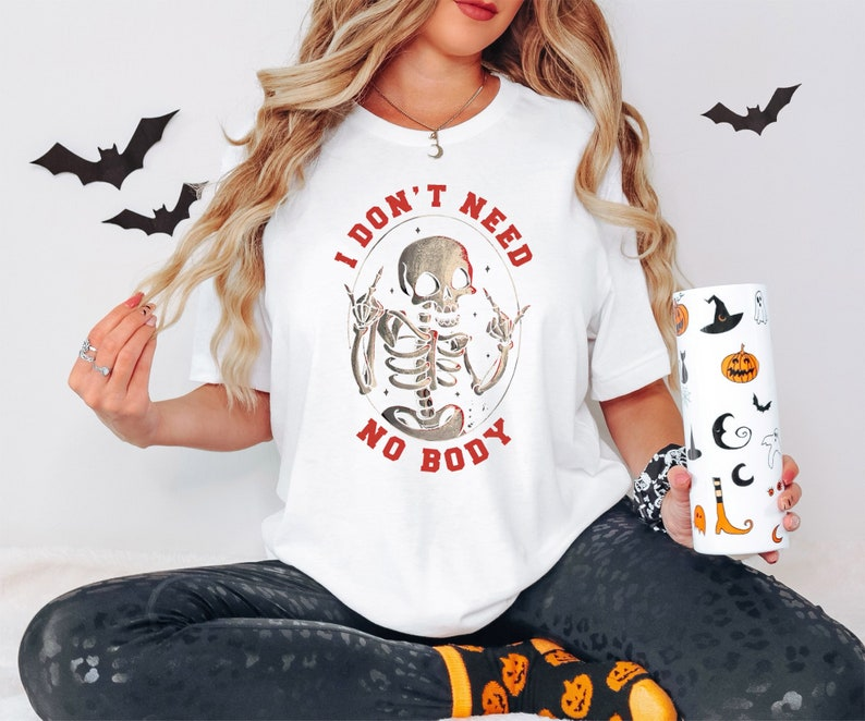 Camiseta Básica Halloween I Don't Need No Body