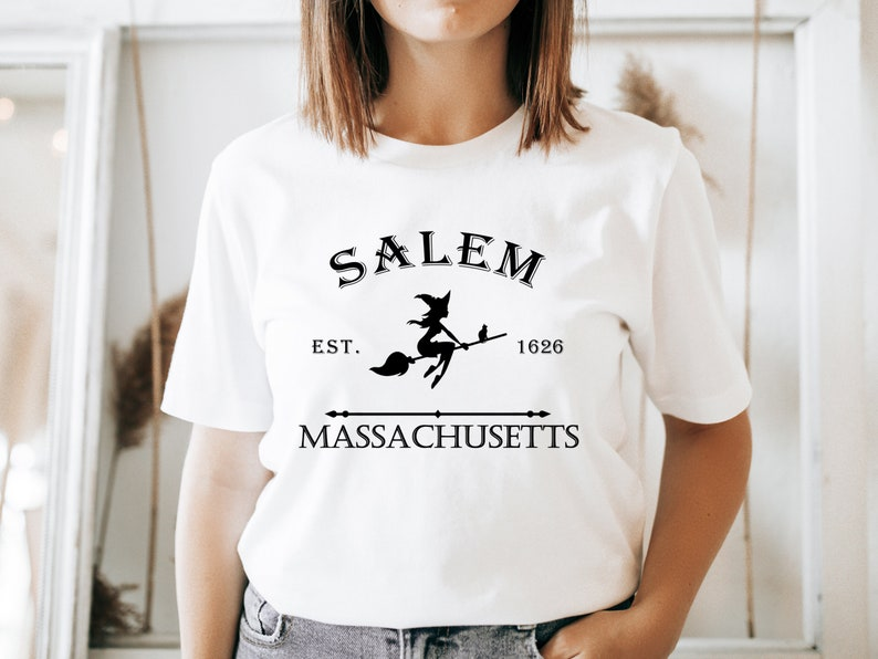 Camiseta Básica Halloween Salem Massachusetts Party
