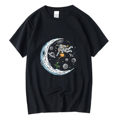 Camiseta Básica Astronauta Regando Lua