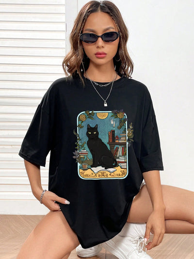 Camiseta Básica COm Estampa Gatinho Preto Prateleira De Livros